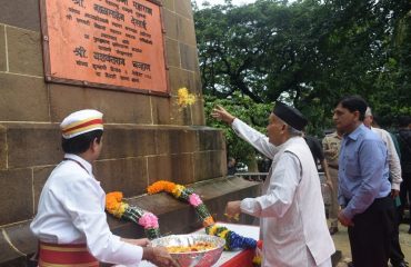 राज्यपाल भगत सिंह कोश्यारी यांनी मुंबईतील शिवाजी पार्क येथील शिवाजी महाराजांच्या अश्वारुढ स्मारकाला भेट देऊन महाराजांच्या स्मृतीस अभिवादन केले