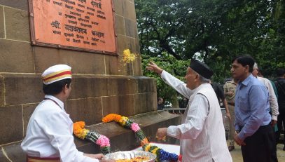 राज्यपाल भगत सिंह कोश्यारी यांनी मुंबईतील शिवाजी पार्क येथील शिवाजी महाराजांच्या अश्वारुढ स्मारकाला भेट देऊन महाराजांच्या स्मृतीस अभिवादन केले