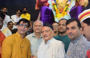 Governor Bhagat Singh Koshyari visited Mumbai’s popular Ganeshotsav Mandal Lalbaug Cha Raja