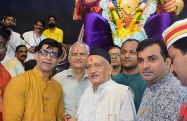 राज्यपाल भगत सिंह कोश्यारी यांनी प्रसिध्द लालबागच्या राजाचे दर्शन घेतले