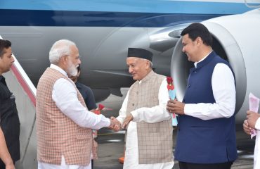 पंतप्रधान नरेंन्द्र मोदी यांचे मुंबई येथे आगमन झाले असताना राज्यपाल भगत सिंह कोश्यारी यांनी स्वागत केले