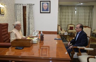राज्याचे मुख्य सचिव अजोय मेहता यांनी राज्यपाल भगत सिंह कोश्यारी यांची राजभवन, मुंबई येथे भेट घेतली
