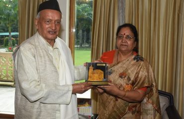 Governor Bhagat Singh Koshyari met the Governor of Uttarakhand Smt Baby Rani Maurya at Raj Bhavan, Dehardun. This was a courtesy call