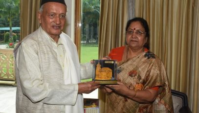 Governor Bhagat Singh Koshyari met the Governor of Uttarakhand Smt Baby Rani Maurya at Raj Bhavan, Dehardun. This was a courtesy call