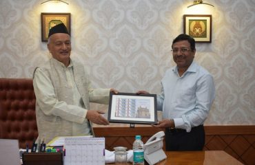 Chief Post Master General, Maharashtra H. C. Agrawal called on Governor Bhagat Singh Koshyari at Raj Bhavan, Mumbai. This was a courtesy call