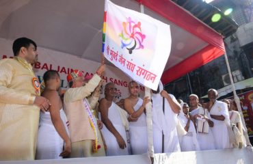 महाराष्ट्राचे राज्यपाल भगत सिंह कोश्यारी यांनी दक्षिण मुंबई येथे पर्युषण पर्वानिमित्त विविध जैन संघाच्या रथयात्रेला झेंडा दाखवून रवाना केले.