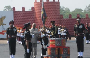 राष्ट्रपती रामनाथ कोविंद यांनी नाशिक येथील कम्बॅट आर्मी एविएशन ट्रेनिंग स्कुल येथे एविएशन कोरच्या अधिकाऱ्यांना राष्ट्रपती निशान देऊन सन्मानित करण्यात आले. यावेळी राष्ट्रपतींच्या पत्नी सविता कोविंद, राज्यपाल भगत सिंह कोश्यारी तसेच अधिकारी उपस्थित होते