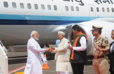 महाराष्ट्राचे राज्यपाल भगत सिंह कोश्यारी यांनी पंतप्रधान नरेंद्र मोदी यांचे विमानतळावर स्वागत केले. यावेळी मुख्यमंत्री देवेंद्र फडणविस तसेच इतर मान्यवर उपस्थित होते