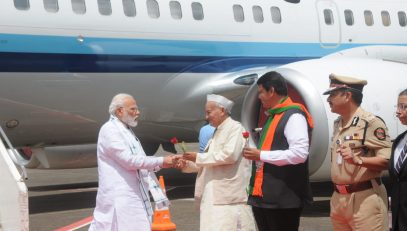 महाराष्ट्राचे राज्यपाल भगत सिंह कोश्यारी यांनी पंतप्रधान नरेंद्र मोदी यांचे विमानतळावर स्वागत केले. यावेळी मुख्यमंत्री देवेंद्र फडणविस तसेच इतर मान्यवर उपस्थित होते