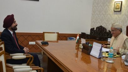 The Chief Election Commissioner of Maharashtra Urvinder Pal Singh Madan called on the Governor Bhagat Singh Koshyari at Raj Bhavan, Mumbai. This was a courtesy call