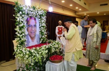 Governor Bhagat Singh Koshyari addressed condolence meeting in the memory of Late Pandit Nandkishor Nautiyal, former President, Maharashtra Rajya Hindi Sahitya Academy in the premises of Shri Swaminarayan Mandir, Dadar(East) Mumbai