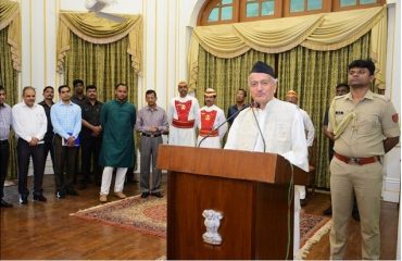 Governor Bhagat Singh Koshyari distributed sweets to the staff of Raj Bhavan Mumbai