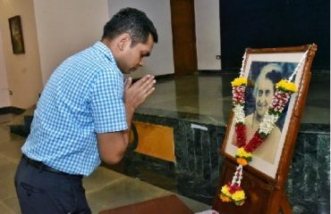 Deputy Secretary to the Governor Ranjit Kumar offered floral tributes to the photograph of late Indira Gandhi and gave the ‘National Integration Pledge’ to the staff and officers of Raj Bhavan, Mumbai
