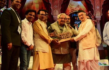 Governor Bhagat Singh Koshyari presented the Lifetime Achievement Award to renowned Hindi writer - poet Dr Uday Pratap Singh in Mumbai. The Award was presented at the Hindi Poetry Festival ‘Anubhuti’ organised by Paasbaan -E- Adab, a cultural organization