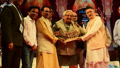 Governor Bhagat Singh Koshyari presented the Lifetime Achievement Award to renowned Hindi writer - poet Dr Uday Pratap Singh in Mumbai. The Award was presented at the Hindi Poetry Festival ‘Anubhuti’ organised by Paasbaan -E- Adab, a cultural organization