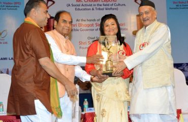 सिक्कीम येथील सामाजिक, सांस्कृतिक, शैक्षणिक, आदिवासी क्षेत्रात कार्य करणाऱ्या छोडेन लेपचा यांना ‘माय होम इं‍डिया’ या संस्थेचा ‘वन इंडिया पुरस्कार’ राज्यपाल कोश्यारी यांच्या हस्ते मुंबईत देण्यात आला. यावेळी त्रिपुराचे माजी राज्यपाल डी.वाय.पाटील, सारस्वत बँकेचे चेअरमन गौतम ठाकूर, ‘माय होम इंडिया’चे संस्थापक सुनिल देवधर, राहूल राठी, केंद्रीय विद्यापीठ (बिलासपूर) कुलगुरु अंजली गुप्ता, आदी उपस्थित होते