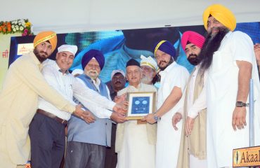 The Governor of Maharashtra Bhagat Singh Koshyari attended the Prakash Purab of Guru Nanak Dev Ji on the occasion of 550th birth anniversary of Guru Nanak. Charanjit Singh Sapra, Raghubir Singh Gill, President of Guru Singh Sabha, Manmohan Singh, General Secretary, Harinder Singh, Trustee and thousands of devotees were present