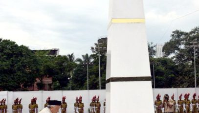 Governor Bhagat Singh Koshyari laid a wreath at the Police Martyrs’ Memorial at Police Headquarters, Naigaon, Mumbai on the occasion of Police Martyrdom Day