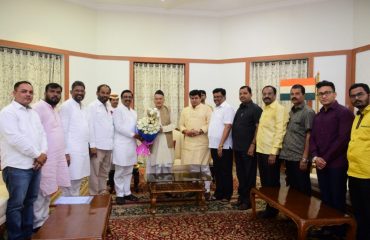 Member of Lok Sabha Vinayak Raut called on Governor Bhagat Singh Koshyari at Raj Bhavan, Mumbai and exchanged Diwali greetings with the Governor