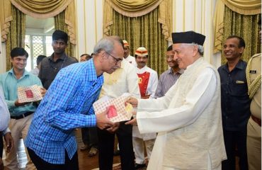 Governor Bhagat Singh Koshyari distributed sweets to the staff of Raj Bhavan Mumbai