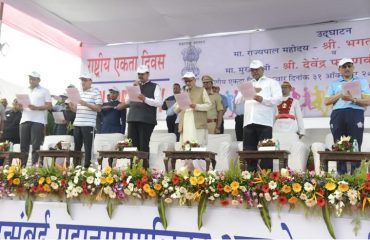 Governor Bhagat Singh Koshyari administered the pledge for unity on the occasion of Rashtriya Ekta Diwas and flagged off the Run for Unity on the occasion of the birth anniversary of Sardar Patel in Mumbai. Chief Minister Devendra Fadnavis, Chief Secretary Ajoy Mehta and others were present