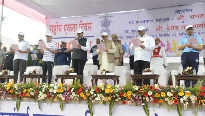 Governor Bhagat Singh Koshyari administered the pledge for unity on the occasion of Rashtriya Ekta Diwas and flagged off the Run for Unity on the occasion of the birth anniversary of Sardar Patel in Mumbai. Chief Minister Devendra Fadnavis, Chief Secretary Ajoy Mehta and others were present