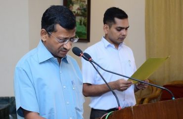 Principal Secretary to the Governor Satish Kumar gave the Integrity Pledge to the officers and staff of Raj Bhavan on the occasion of Vigilance Awareness Week