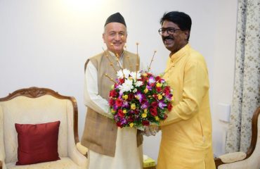 Union Minister for Heavy Industries Arvind Sawant called on Governor Bhagat Singh Koshyari at Raj Bhavan, Mumbai and exchanged Diwali greetings with the Governor