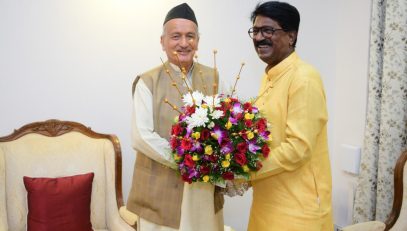 Union Minister for Heavy Industries Arvind Sawant called on Governor Bhagat Singh Koshyari at Raj Bhavan, Mumbai and exchanged Diwali greetings with the Governor