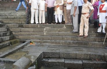राज्यपाल भगत सिंह कोश्यारी यांनी मुंबईच्या वाळकेश्वर परिसरातील ऐतिहासिक बाणगंगा तलावाला भेट देऊन परिसराचा वारसा जनत कार्याची माहिती घेतली