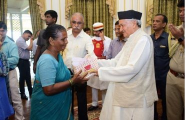 Governor Bhagat Singh Koshyari distributed sweets to the staff of Raj Bhavan Mumbai