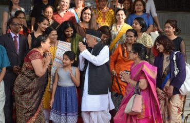 Governor Bhagat Singh Koshyari interacting with a group of women delegates from various countries at Raj Bhavan, Mumbai. The women delegates were in Mumbai to attend the valedictory session of the Conference on Global Mothers hosted by SNDT Women’s University