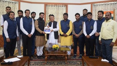 रामभाऊ म्हाळगी प्रबोधिनी येथील भारतीय लोकशाही नेतृत्व संस्था येथे प्रशिक्षण घेत असलेल्या विद्यार्थी प्रतिनिधींनी राज्यपाल भगतसिंह कोश्यारी यांची राजभवन येथे भेट घेऊन सुशासन, समाजकारण यांसह विविध विषयांवर अनौपचारिक चर्चा केली
