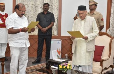 ज्येष्ठ सदस्य कालीदास निळकंठ कोळंबकर यांना राज्यपाल भगत सिंह कोश्यारी यांनी महाराष्ट्र विधानसभेच्या हंगामी अध्यक्षपदाची शपथ दिली. यावेळी मुख्य सचिव अजोय मेहता, विधी व न्याय विभागाचे प्रधान सचिव आर. एन लढ्ढा, विधानमंडळ सचिव ( कार्यभार) राजेंद्र भागवत आदि उपस्थित होते