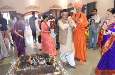 Governor Bhagat Singh Koshyari visited the Mahalaxmi Yagya organized by Yeti Yog Foundation in Pune. Founder President of the Foundation Mahamandaleshwar Mohanananda Yati Maharaj and others were present