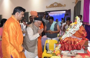 Governor Bhagat Singh Koshyari visited the Mahalaxmi Yagya organized by Yeti Yog Foundation in Pune. Founder President of the Foundation Mahamandaleshwar Mohanananda Yati Maharaj and others were present