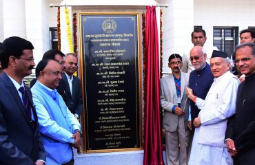 राज्यपाल भगतसिंह कोश्यारी यांच्या हस्ते राष्ट्रसंत तुकडोजी महाराज नागपुर विद्यापीठाच्या जमनालाल बजाज भवन प्रशासकीय इमारतीचे उद्घाटन झाले. यावेळी बजाज एलेक्ट्रिकल्सचे अध्यक्ष आणि व्यवस्थापकीय संचालक शेखर बजाज, कुलगुरू सिद्धार्थविनायक काणे, प्र-कुलगुरू विनायक देशपांडे, शासनाचे प्रधान सचिव अनुप कुमार, प्रभारी कुलसचिव नीरज खटी उपस्थित होते