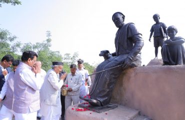 संत गाडगेबाबा अमरावती विद्यापीठाच्या आवारात असलेल्या संत गाडगेबाबा यांच्या पुतळ्यास राज्यपाल भगत सिंह कोश्यारी यांनी पुष्पांजली वाहून अभिवादन केले