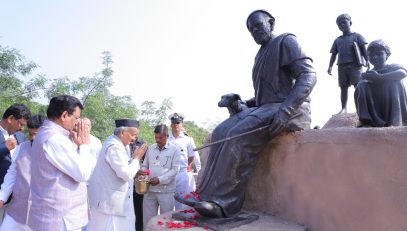 Governor Bhagat Singh Koshyari garlanded the statue of Sant Gadge Baba at Sant Gadge Baba Amravati University. Vice Chancellor Dr Murlidhar Chandekar and others were present