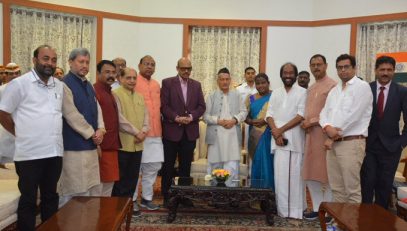 Members of the Parliamentary Standing Committee on Transport, Tourism and Culture met Governor Bhagat Singh Koshyari at Raj Bhavan, Mumbai. The Committee led by T.G.Venkatesh comprised MPs including Prasanna Acharya, Tiruchi Siva, Goddeti Madhavi, Ramdas Tadas and others