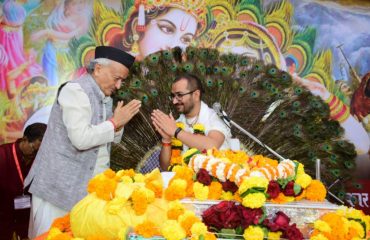 Governor Bhagat Singh Koshyari visited the Shrimad Bhagwat Puran Katha Saptah organized by Himalaya Parvatiya Sangha at Ghatkopar in Mumbai. The Governor listened to the discourse by Kathakar Shri Govats Deepak Bhai Joshi and later interacted with people.