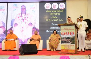 Governor Bhagat Singh Koshyari inaugurated the Diamond Jubilee celebrations of Sanyas Ashram at Vile Parle. President of Sanyas Ashram Mahamandaleshwar Vishweshwarananda Giri, MLA Mangal Prabhat Lodha, MLA Parag Alawni, Smt Anuradha Paudwal, and others were present