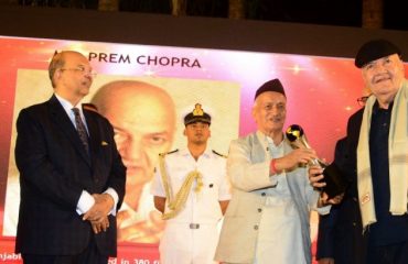 Governor Bhagat Singh Koshyari presented the Lifetime Achievement Award to well known film star Prem Chopra in Mumbai. Playback singer Udit Narayan, actress Ameesha Patel, Dheeraj Kumar, former Mumbai Sheriff Dr Indu Shahani, Maj Gen G D Bakshi, IPS officer Shahida Ganguly were among those who were presented the Dream Achievers’ Award instituted by Nana Nani Foundation and Film 