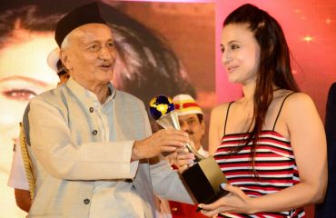 Governor Bhagat Singh Koshyari presented the Lifetime Achievement Award to well known film star Prem Chopra in Mumbai. Playback singer Udit Narayan, actress Ameesha Patel, Dheeraj Kumar, former Mumbai Sheriff Dr Indu Shahani, Maj Gen G D Bakshi, IPS officer Shahida Ganguly were among those who were presented the Dream Achievers’ Award instituted by Nana Nani Foundation and Film