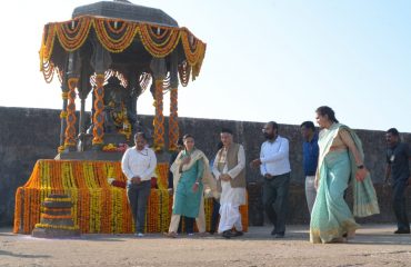 02.02.2020: राज्यपाल भगतसिंह कोश्यारी यांनी आज ऐतिहासिक रायगड किल्ल्याला भेट दिली व छत्रपती शिवाजी महाराजांच्या पुतळ्यास अभिवादन केले. राजमाता जिजाऊ यांच्या समाधीचे देखील त्यांनी दर्शन घेतले. यावेळी रायगड जिल्ह्याच्या पालकमंत्री आदिती तटकरे, कोकण विभागीय आयुक्त शिवाजीराव दौंड, रायगड जिल्हाधिकारी निधी चौधरी, पोलीस अधिक्षक अनिल पारस्कर आदि उपस्थित होते.