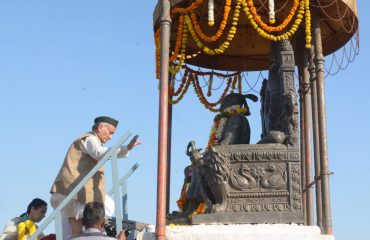 02.02.2020: राज्यपाल भगतसिंह कोश्यारी यांनी आज ऐतिहासिक रायगड किल्ल्याला भेट दिली व छत्रपती शिवाजी महाराजांच्या पुतळ्यास अभिवादन केले. राजमाता जिजाऊ यांच्या समाधीचे देखील त्यांनी दर्शन घेतले. यावेळी रायगड जिल्ह्याच्या पालकमंत्री आदिती तटकरे, कोकण विभागीय आयुक्त शिवाजीराव दौंड, रायगड जिल्हाधिकारी निधी चौधरी, पोलीस अधिक्षक अनिल पारस्कर आदि उपस्थित होते.