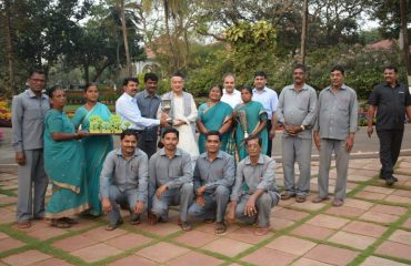 Governor Bhagat Singh Koshyari invited the Garden Superintendent and the gardening staff and congratulated them for their dedicated work and received top two Rolling Trophies in the Garden Competition at the 59th Annual Vegetable, Fruit and Flower Show that concluded in Mumbai