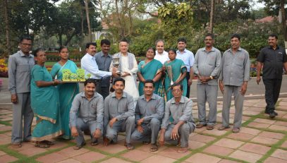 Governor Bhagat Singh Koshyari invited the Garden Superintendent and the gardening staff and congratulated them for their dedicated work and received top two Rolling Trophies in the Garden Competition at the 59th Annual Vegetable, Fruit and Flower Show that concluded in Mumbai