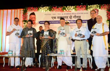 'एक महानगर, दो गौतम' या कादंबरीचे प्रकाशन राज्यपाल भगतसिंह कोश्यारी यांच्या हस्ते  राजभवन येथे झाले