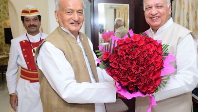 The Governor of Kerala Arif Mohammed Khan today met Maharashtra Governor Bhagat Singh Koshyari at Raj Bhavan, Mumbai